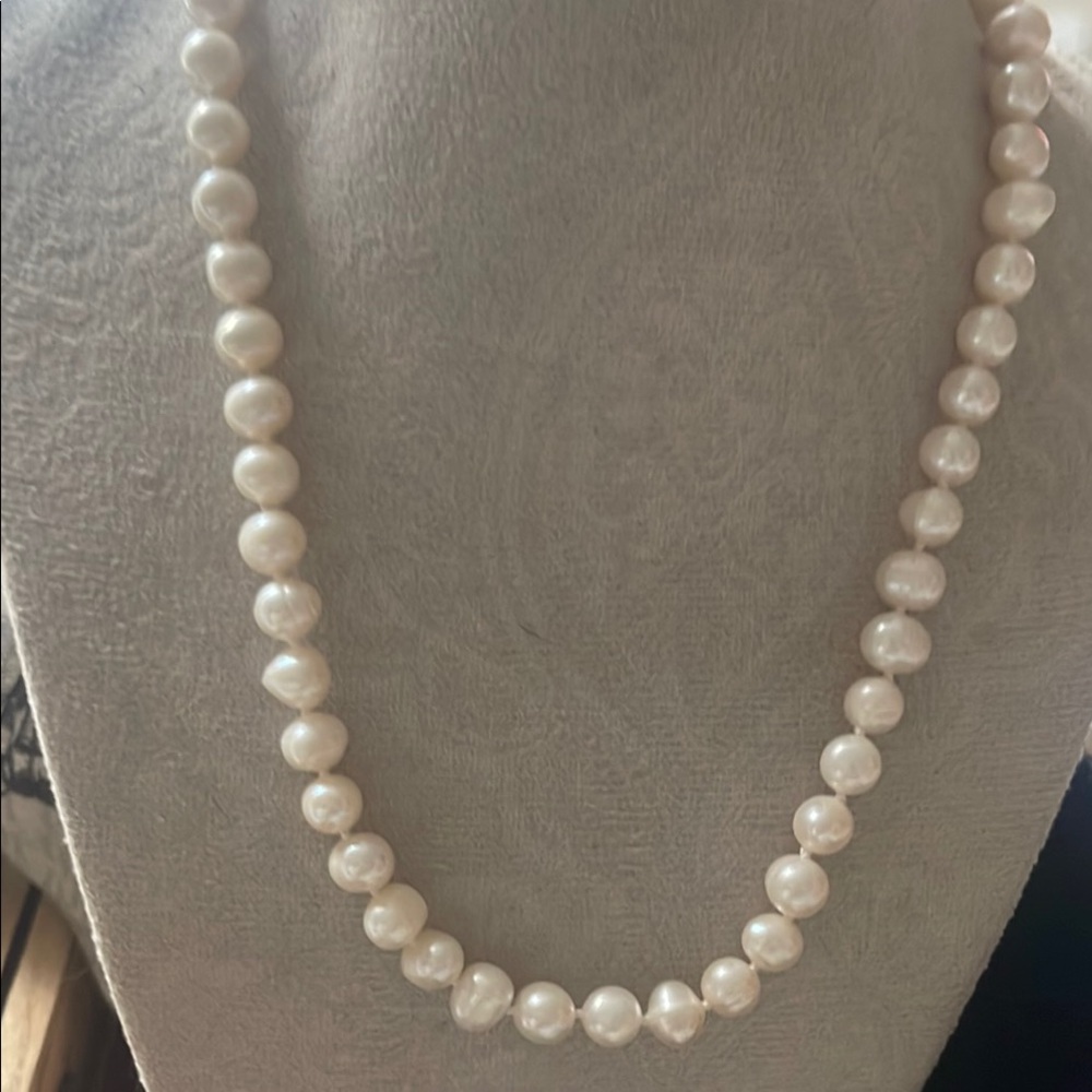 Classic White Freshwater Pearls Necklace with Lustrous Sheen Single Strand AAA
